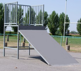 Tour avec rampe droite décalée